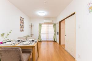 4 min to Namba by subway, 5 min walk to station, 2 floors Japanese style, 2 toilets,2-5 people