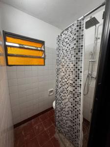 Casa de atrás, entrada por porton