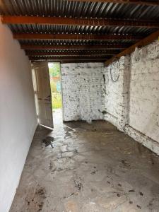 Casa de atrás, entrada por porton