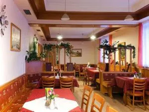 Denis Panzió és Étterem - 伦蒂