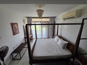 Chic two bedroom Beachfront apartment 5th floor