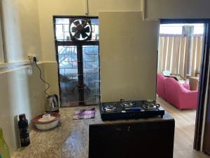 Panorama Cottage - Private 2-Bedroom Hill Cottage with Bonfire & Kitchen
