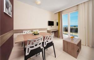 1 Bedroom Stunning Apartment In Umag