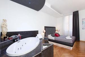 Double Room with Hot Tub room in Town House Fontana Di Trevi