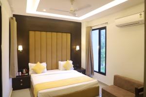 Hotel Grand Empire, Banquet, Swimming Pool with Taj View