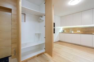 13-191 Nivki Park spacious, Beresteiskyi 67a, Kyiv, Nyvky metro nearby, stunning city view, 15 kW backup power, Petrovdom Apartment