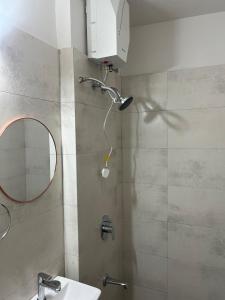 TheAura StudioBalcony NearAirport Couplefriendly