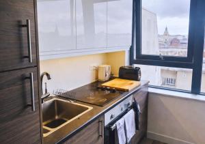 Stylish City Escape near Cavern Quarter sleeps 4