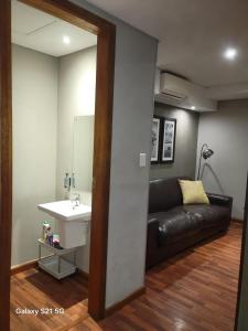 Foreshore Cape Town CBD 1 bedroom apartment with 1 bathroom and guest toilet