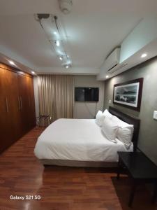 Foreshore Cape Town CBD 1 bedroom apartment with 1 bathroom and guest toilet