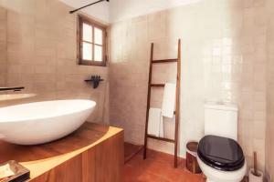 Relax in Style - Prime Spot with Garden & Natural Pool