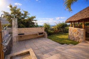 LAKAZ DEL VISTA - Luxurious new apartments with panoramic sea views, pool & garden retreat