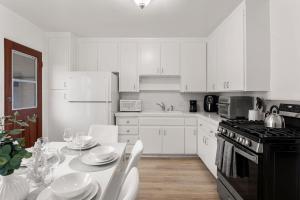 Relax in Stylish 3BR with Fire Pit Gym and Parking