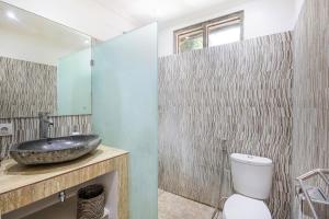 Legian Beach Villa - 3-room open villa, private pool, near the beach, Netflix