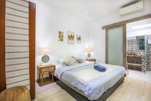 Legian Beach Villa - 3-room open villa, private pool, near the beach, Netflix