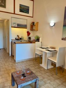 Joli appartement en bordure de mer à 15 minutes du port de Bandol