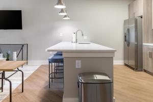 Landing Stunning 1BD Pool Clubhouse