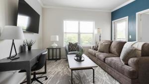 Landing Stylish 1BD Pool Clubhouse