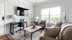 Landing Stylish 1BD Pool Clubhouse