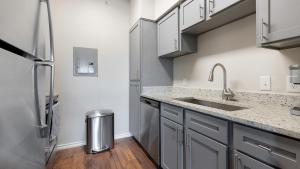 Landing Stylish 1BD Pool Clubhouse