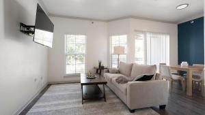 Landing Beautiful 1BD Gym