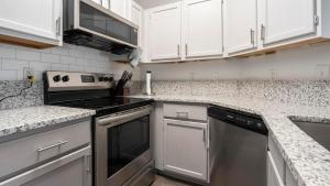 Landing Beautiful 1BD Gym