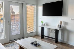 Landing Incredible 1BD Gym Pool
