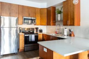 Landing Incredible 1BD Gym Pool