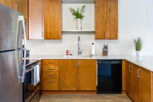Landing Incredible 1BD Gym Pool
