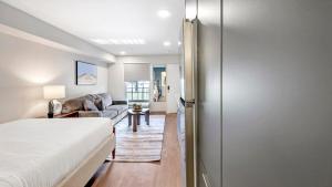 Landing Incredible Studio in Downtown Hermitage