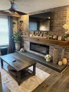 Cozy GrD Floor Modern Retreat 2BR Near Downtown