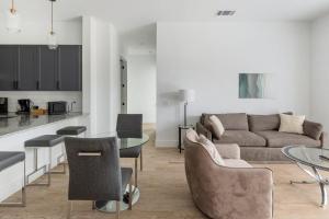 Landing Amazing 3BD Courtyard Pool