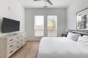 Landing Amazing 3BD Courtyard Pool