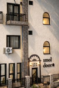 Smol Door