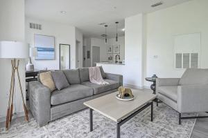 Landing Stunning 2BD Pool Clubhouse