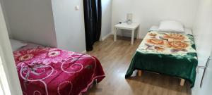 La maison est dans le pré