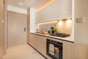 Binghatti Phoenix! Longest Pool in Dubai! Brand New Building, 2 Double Beds!