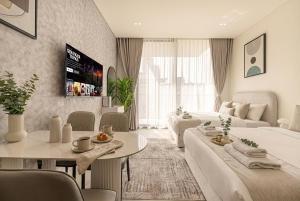 Binghatti Phoenix! Longest Pool in Dubai! Brand New Building, 2 Double Beds!