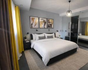 5-Star feel - Luxury penthouse for 4 with huge balcony & view ,8 min from Athens airport