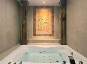 Jihuheon is a traditional Korean hanok accommodation with a jacuzzi and a large yard