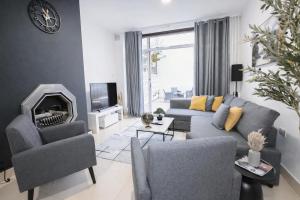 Queensway 4 Beds Home for 10 Guests