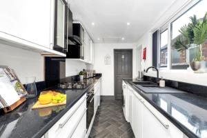 Cozy 2 Bedroom Chorlton House With Parking