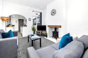 Cozy 2 Bedroom Chorlton House With Parking