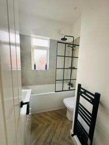 Manchester Getaway Bright & Spacious With Parking