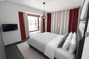 5-Star feel - Luxury penthouse for 4 with huge balcony & view ,8 min from Athens airport