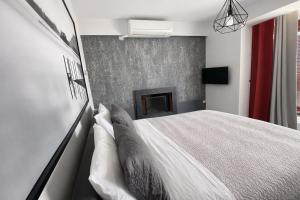5-Star feel - Luxury penthouse for 4 with huge balcony & view ,8 min from Athens airport