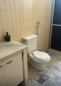 Quarto em Apto Campo Grande