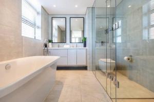 Sea Point Luxury 2 Bedroom Apartment With Inverter