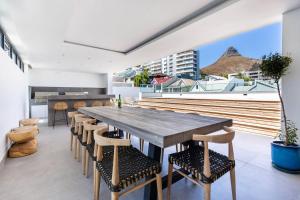 Sea Point Luxury 2 Bedroom Apartment With Inverter