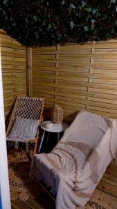 sauna spa king size bed & equipped kitchen